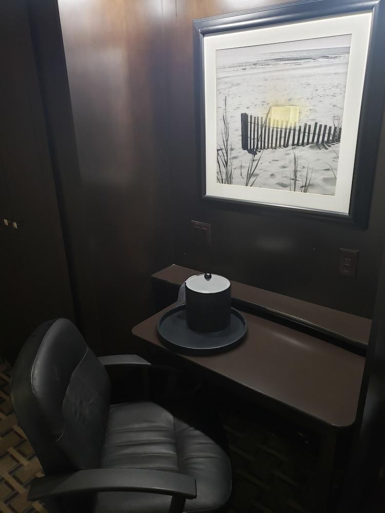 Spark By Hilton Brandon Hotel
